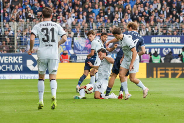 11.10.2026, xgrfx, Fussball 2.Bundesliga, VfL Bochum - Arminia Bielefeld v.l. Stefano Russo (Arminia Bielefeld), Mats Pannewig (VfL Bochum) Bochum