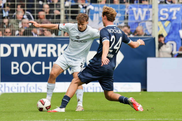 11.10.2026, xgrfx, Fussball 2.Bundesliga, VfL Bochum - Arminia Bielefeld v.l. Felix Hagmann (Arminia Bielefeld), Mats Pannewig (VfL Bochum) Bochum