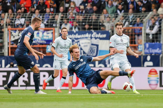 11.10.2026, xgrfx, Fussball 2.Bundesliga, VfL Bochum - Arminia Bielefeld v.l. Mats Pannewig (VfL Bochum), Leon Jensen (Arminia Bielefeld) Bochum