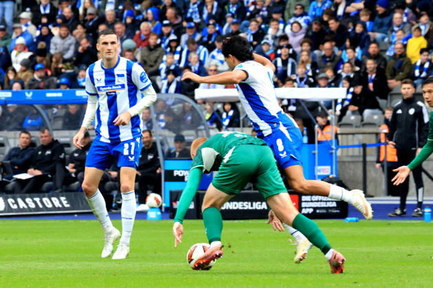 11.10.2026, DEU GER, Fussball , 2.Fussballbundesliga , Spieltag, Saison 2026 2027, Berliner Olympiastadion, Hertha BSC vs. Greuther Fuerth Kevin Sessa ( Hertha BSC Berlin 8 ), Niklas Kolbe ( Hertha BSC Berlin 27 ), Paul Will ( Greuther Fuerth 13 ) 2. Liga: DFB DFL regulations prohibit any use of photographs as image sequences and or quasi-video) nordphoto GmbH Engler Berlin Berliner Olympiastadion Berlin Deutschland Copyright: xNordphotox xEnglerx