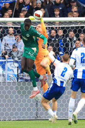 11.10.2026, DEU GER, Fussball , 2.Fussballbundesliga , Spieltag, Saison 2026 2027, Berliner Olympiastadion, Hertha BSC vs. Greuther Fuerth Marius Gersbeck ( Hertha BSC Berlin 35 ), Julian Eitschberger ( Hertha BSC Berlin 2 ), OMAR SILLAH ( Greuther Fuerth 42 ) 2. Liga: DFB DFL regulations prohibit any use of photographs as image sequences and or quasi-video) nordphoto GmbH Engler Berlin Berliner Olympiastadion Berlin Deutschland Copyright: xNordphotox xEnglerx