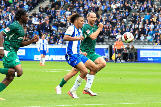 11.10.2026, DEU GER, Fussball , 2.Fussballbundesliga , Spieltag, Saison 2026 2027, Berliner Olympiastadion, Hertha BSC vs. Greuther Fuerth Oluwaseum Victor Adewumi ( Hertha BSC Berlin 19 ), Jannis Heuer ( Greuther Fuerth 22 ), HENDRY BLANK ( Greuther Fuerth 34 ) 2. Liga: DFB DFL regulations prohibit any use of photographs as image sequences and or quasi-video) nordphoto GmbH Engler Berlin Berliner Olympiastadion Berlin Deutschland Copyright: xNordphotox xEnglerx