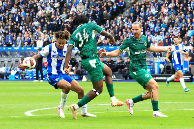 11.10.2026, DEU GER, Fussball , 2.Fussballbundesliga , Spieltag, Saison 2026 2027, Berliner Olympiastadion, Hertha BSC vs. Greuther Fuerth Oluwaseum Victor Adewumi ( Hertha BSC Berlin 19 ), Jannis Heuer ( Greuther Fuerth 22 ), HENDRY BLANK ( Greuther Fuerth 34 ) 2. Liga: DFB DFL regulations prohibit any use of photographs as image sequences and or quasi-video) nordphoto GmbH Engler Berlin Berliner Olympiastadion Berlin Deutschland Copyright: xNordphotox xEnglerx