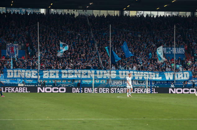 Deutschland: Fussball 2.Bundesliga 2026 2027, 7. Spieltag - VfL Bochum vs Arminia Bielefeld - Vonovia Ruhrstadion (Bochum): Fanprotest auf der Ostkurve: Anhänger des VfL Bochum fordern mit Transparenten eine frühere Sanierung der Tribüne und kritisieren unter anderem die Kommunikation der Stadt Bochum, die Polizeipräsenz im Fanblock sowie den Topspielzuschlag von zehn Euro. Bochum Vonovia Ruhrstadion Deutschland Copyright: xAymanxAlahmedx