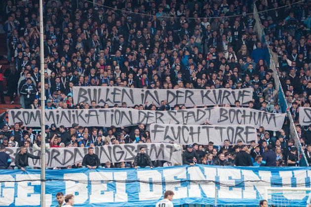 Deutschland: Fussball 2.Bundesliga 2026 2027, 7. Spieltag - VfL Bochum vs Arminia Bielefeld - Vonovia Ruhrstadion (Bochum): Fanprotest auf der Ostkurve: Anhänger des VfL Bochum fordern mit Transparenten eine frühere Sanierung der Tribüne und kritisieren unter anderem die Kommunikation der Stadt Bochum, die Polizeipräsenz im Fanblock sowie den Topspielzuschlag von zehn Euro. Bochum Vonovia Ruhrstadion Deutschland Copyright: xAymanxAlahmedx