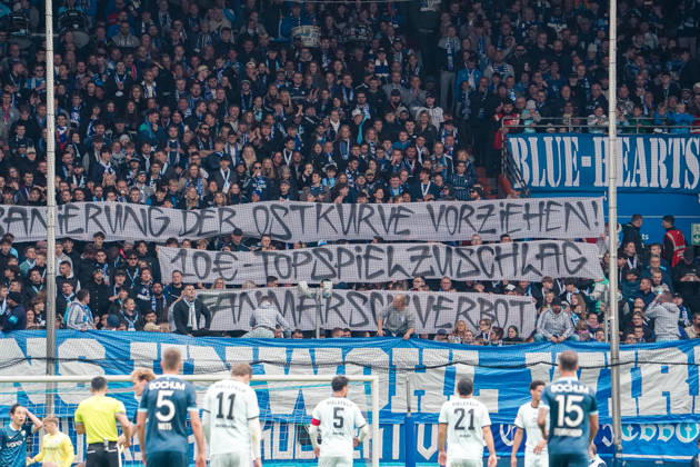 Deutschland: Fussball 2.Bundesliga 2026 2027, 7. Spieltag - VfL Bochum vs Arminia Bielefeld - Vonovia Ruhrstadion (Bochum): Fanprotest auf der Ostkurve: Anhänger des VfL Bochum fordern mit Transparenten eine frühere Sanierung der Tribüne und kritisieren unter anderem die Kommunikation der Stadt Bochum, die Polizeipräsenz im Fanblock sowie den Topspielzuschlag von zehn Euro. Bochum Vonovia Ruhrstadion Deutschland Copyright: xAymanxAlahmedx