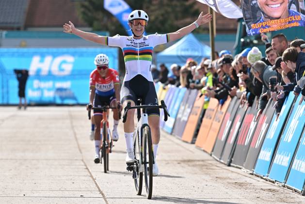 Netherlands Lucinda Brand celebrates after winning the women elite race of the Mosselcross cyclocross cycling event, on Sunday 11 October 2026, in Dendermonde, the first race (out of 7) of the HG Cross competition. DAVIDxPINTENS  x189445591x