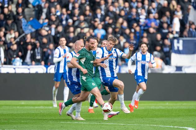 Fussball, Herren, Saison 2026 2027, 2. Bundesliga (7. Spieltag), Hertha BSC - SpVgg Greuther Fürth, v. l. Jon Dagur Thorsteinsson (Hertha BSC), Jannis Heuer (Greuther Fürth), Luca Schuler (Hertha BSC), 11.10.2026, Copyright: xMatthiasxKochx