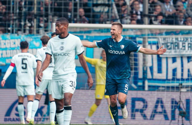 Deutschland: Fussball 2.Bundesliga 2026 2027, 7. Spieltag - VfL Bochum vs Arminia Bielefeld - Vonovia Ruhrstadion (Bochum): Diskussion mit dem Schiedsrichter Karol Mets (VfL Bochum, 5) Copyright: xAymanxAlahmedx