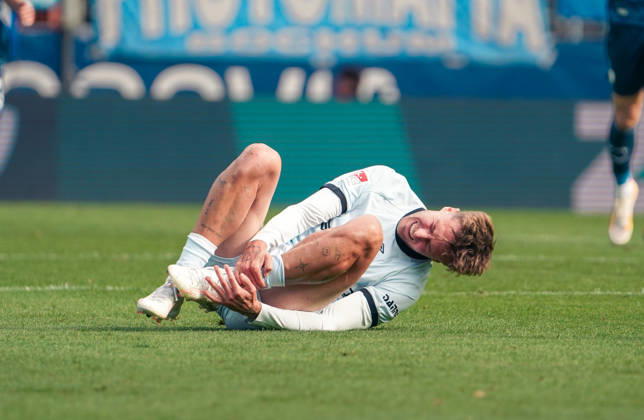 Deutschland: Fussball 2.Bundesliga 2026 2027, 7. Spieltag - VfL Bochum vs Arminia Bielefeld - Vonovia Ruhrstadion (Bochum): Verletzung des Spielers Joel Grodowski (Arminia Bielefeld, 11) Copyright: xAymanxAlahmedx