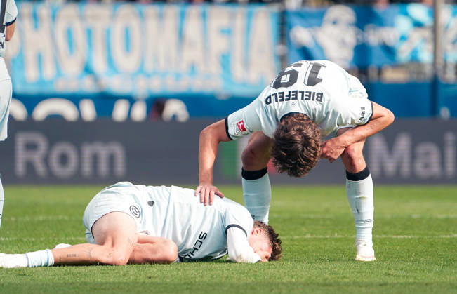 Deutschland: Fussball 2.Bundesliga 2026 2027, 7. Spieltag - VfL Bochum vs Arminia Bielefeld - Vonovia Ruhrstadion (Bochum): Verletzung des Spielers Joel Grodowski (Arminia Bielefeld, 11) Copyright: xAymanxAlahmedx
