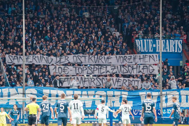 Deutschland: Fussball 2.Bundesliga 2026 2027, 7. Spieltag - VfL Bochum vs Arminia Bielefeld - Vonovia Ruhrstadion (Bochum): Fanprotest auf der Ostkurve: Anhänger des VfL Bochum fordern mit Transparenten eine frühere Sanierung der Tribüne und kritisieren unter anderem die Kommunikation der Stadt Bochum, die Polizeipräsenz im Fanblock sowie den Topspielzuschlag von zehn Euro. Bochum Vonovia Ruhrstadion Deutschland Copyright: xAymanxAlahmedx