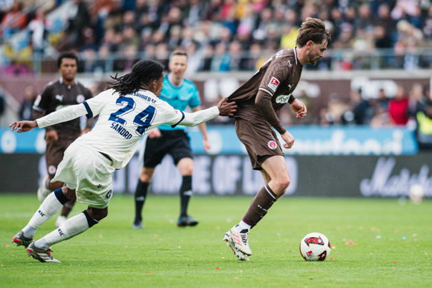 2. Bundesliga: FC St. Pauli vs. Karlsruher SC, 11.10.2026 Sandro TrÃ moulet (Karlsruher SC, 24) hält Connor Metcalfe (FC St. Pauli, 24); Fußball, 2. Bundesliga, 7. Spieltag: FC St. Pauli vs. Karlsruher SC am 11.10.2026 im Millerntor-Stadion, Hamburg DFL REGULATIONS PROHIBIT ANY USE OF PHOTOGRAPHS AS IMAGE SEQUENCES AND OR QUASI-VIDEO. Copyright: xBEAUTIFULxSPORTS Tonhäuserx
