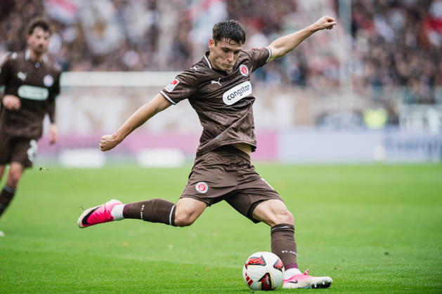 2. Bundesliga: FC St. Pauli vs. Karlsruher SC, 11.10.2026 Arkadiusz Pyrka (FC St. Pauli, 11) am Ball; Fußball, 2. Bundesliga, 7. Spieltag: FC St. Pauli vs. Karlsruher SC am 11.10.2026 im Millerntor-Stadion, Hamburg DFL REGULATIONS PROHIBIT ANY USE OF PHOTOGRAPHS AS IMAGE SEQUENCES AND OR QUASI-VIDEO. Copyright: xBEAUTIFULxSPORTS Tonhäuserx