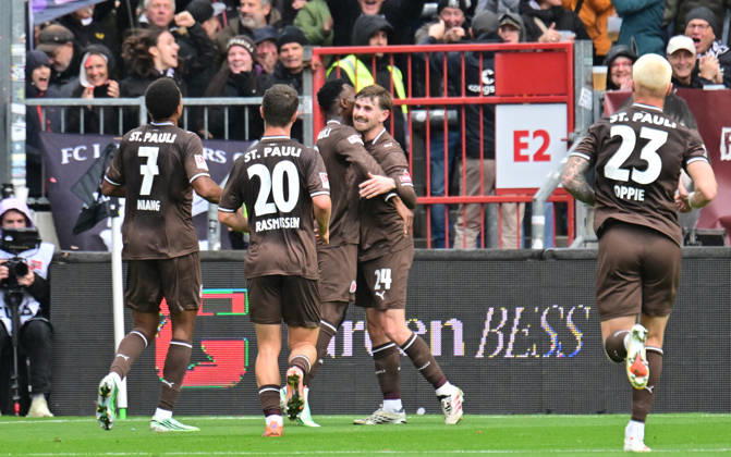 11.10.2026,GER Fußball, Männer, 2.BL, Spieltag 5, Saison 2026 2027, Hamburg, FC St. Pauli vs Karlsruher SC Abdoulie Ceesay (Pauli 09) schiesst das Tor zum 1-0 für Pauli und jubelt mit der Mannschaft DFB DFL regulations prohibit any use of photographs as image sequences and or quasi-video) Hamburg Millerntorstadion Hamburg Deutschland Copyright: xnordphotoxGmbH xWitkex