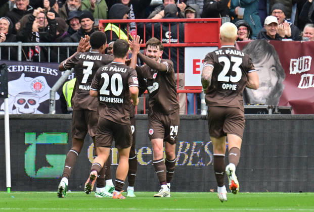 11.10.2026,GER Fußball, Männer, 2.BL, Spieltag 5, Saison 2026 2027, Hamburg, FC St. Pauli vs Karlsruher SC Abdoulie Ceesay (Pauli 09) schiesst das Tor zum 1-0 für Pauli und jubelt mit der Mannschaft DFB DFL regulations prohibit any use of photographs as image sequences and or quasi-video) Hamburg Millerntorstadion Hamburg Deutschland Copyright: xnordphotoxGmbH xWitkex