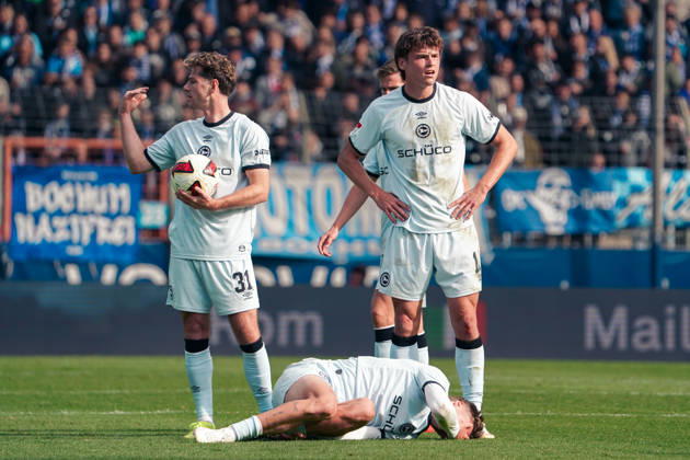 Deutschland: Fussball 2.Bundesliga 2026 2027, 7. Spieltag - VfL Bochum vs Arminia Bielefeld - Vonovia Ruhrstadion (Bochum): Verletzung des Spielers Joel Grodowski (Arminia Bielefeld, 11) Copyright: xAymanxAlahmedx