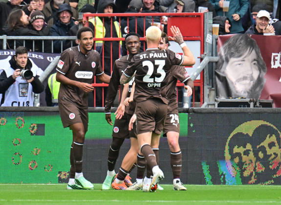 11.10.2026,GER Fußball, Männer, 2.BL, Spieltag 5, Saison 2026 2027, Hamburg, FC St. Pauli vs Karlsruher SC Abdoulie Ceesay (Pauli 09) schiesst das Tor zum 1-0 für Pauli und jubelt mit der Mannschaft DFB DFL regulations prohibit any use of photographs as image sequences and or quasi-video) Hamburg Millerntorstadion Hamburg Deutschland Copyright: xnordphotoxGmbH xWitkex