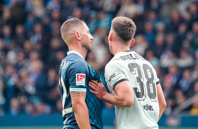 Deutschland: Fussball 2.Bundesliga 2026 2027, 7. Spieltag - VfL Bochum vs Arminia Bielefeld - Vonovia Ruhrstadion (Bochum): Geste, Gestik, Emotion Maximilian Wittek (VfL Bochum, 32) Marius Wörl Marius Woerl (Arminia Bielefeld, 38) Copyright: xAymanxAlahmedx