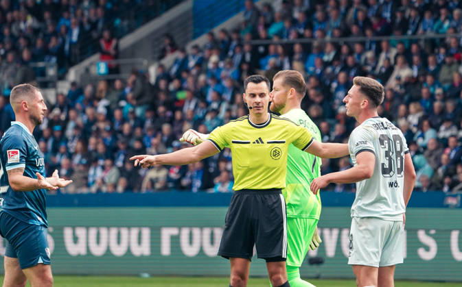 Deutschland: Fussball 2.Bundesliga 2026 2027, 7. Spieltag - VfL Bochum vs Arminia Bielefeld - Vonovia Ruhrstadion (Bochum): Schiedsrichter Konrad Oldhafer Maximilian Wittek (VfL Bochum, 32) Marius Wörl Marius Woerl (Arminia Bielefeld, 38) Copyright: xAymanxAlahmedx