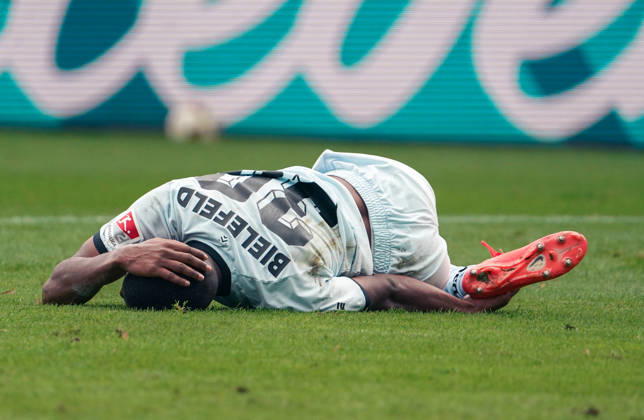 Deutschland: Fussball 2.Bundesliga 2026 2027, 7. Spieltag - VfL Bochum vs Arminia Bielefeld - Vonovia Ruhrstadion (Bochum): Verletzung des Spielers Isaiah Young (Arminia Bielefeld, 30) Copyright: xAymanxAlahmedx