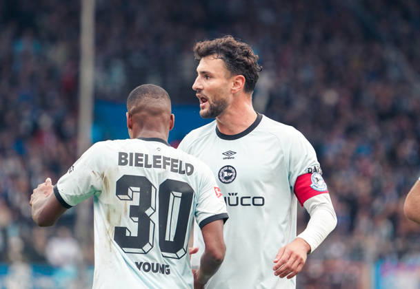 Deutschland: Fussball 2.Bundesliga 2026 2027, 7. Spieltag - VfL Bochum vs Arminia Bielefeld - Vonovia Ruhrstadion (Bochum): Geste, Gestik, Emotion Isaiah Young (Arminia Bielefeld, 30) Maximilian Bauer (Arminia Bielefeld, 5) Copyright: xAymanxAlahmedx