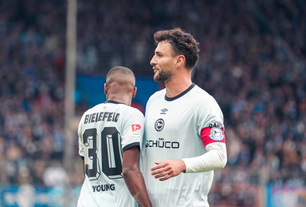 Deutschland: Fussball 2.Bundesliga 2026 2027, 7. Spieltag - VfL Bochum vs Arminia Bielefeld - Vonovia Ruhrstadion (Bochum): Geste, Gestik, Emotion Isaiah Young (Arminia Bielefeld, 30) Maximilian Bauer (Arminia Bielefeld, 5) Copyright: xAymanxAlahmedx