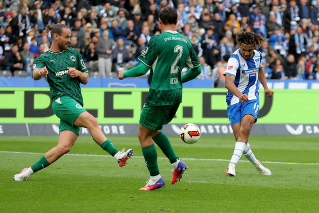 11.10.2026, xtgx, Fussball 2.Bundesliga, Hertha BSC Berlin - SpVgg Greuther Fuerth v.l. Jannis Heuer (Greuther Fürth Fuerth) Lukas Reich (Greuther Fürth Fuerth) Oluwaseun Adewumi (Hertha BSC Berlin) Zweikampf, Aktion, action, battle for the ball (DFL DFB REGULATIONS PROHIBIT ANY USE OF PHOTOGRAPHS as IMAGE SEQUENCES and or QUASI-VIDEO) Berlin