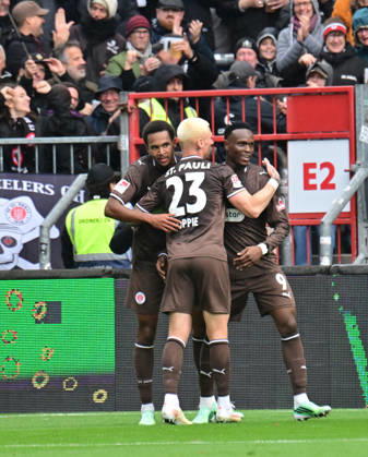 11.10.2026,GER Fußball, Männer, 2.BL, Spieltag 5, Saison 2026 2027, Hamburg, FC St. Pauli vs Karlsruher SC Abdoulie Ceesay (Pauli 09) schiesst das Tor zum 1-0 für Pauli und jubelt mit der Mannschaft DFB DFL regulations prohibit any use of photographs as image sequences and or quasi-video) Hamburg Millerntorstadion Hamburg Deutschland Copyright: xnordphotoxGmbH xWitkex