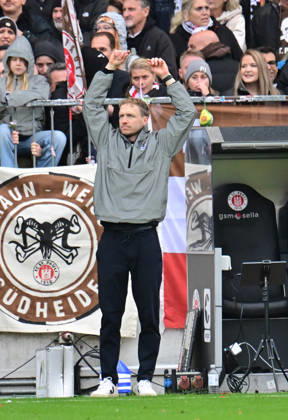 11.10.2026,GER Fußball, Männer, 2.BL, Spieltag 5, Saison 2026 2027, Hamburg, FC St. Pauli vs Karlsruher SC Trainer Maximilian Senft (Karlsruhe) DFB DFL regulations prohibit any use of photographs as image sequences and or quasi-video) Hamburg Millerntorstadion Hamburg Deutschland Copyright: xnordphotoxGmbH xWitkex