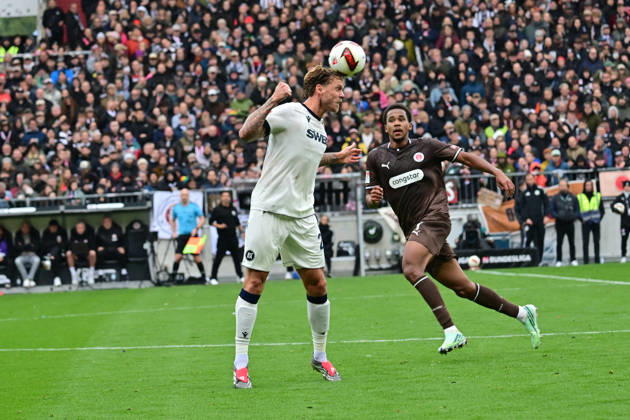 11.10.2026,GER Fußball, Männer, 2.BL, Spieltag 5, Saison 2026 2027, Hamburg, FC St. Pauli vs Karlsruher SC Marcel Franke (Karlsruhe 28) versucht sich gegen Youssoupha Niang (Pauli 07) durchzusetzen DFB DFL regulations prohibit any use of photographs as image sequences and or quasi-video) Hamburg Millerntorstadion Hamburg Deutschland Copyright: xnordphotoxGmbH xWitkex
