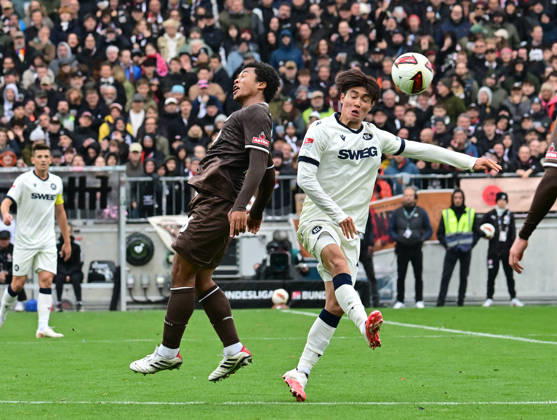 11.10.2026,GER Fußball, Männer, 2.BL, Spieltag 5, Saison 2026 2027, Hamburg, FC St. Pauli vs Karlsruher SC Joel Chima Fujita (Pauli 16) versucht sich gegen Shio Fukuda (Karlsruhe 13) durchzusetzen DFB DFL regulations prohibit any use of photographs as image sequences and or quasi-video) Hamburg Millerntorstadion Hamburg Deutschland Copyright: xnordphotoxGmbH xWitkex