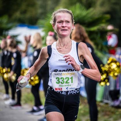Marathon am Baldeneysee in Essen ** NUR FÜR REDAKTIONELLE ZWECKE ** EDITORIAL USE ONLY **<p>Alexandra Krämer aus Dortmund läuft am Sonntag, 11.10.2026, beim Marathon rund um den Baldeneysee in Essen als schnellste Frau nach 2:47:04Stunden über die Ziellinie. Deutschland NRW Essen Copyright: MartinxMöller