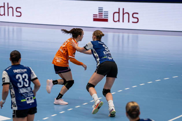 HSG Blomberg-Lippe (GER) vs. Odense Handbold (DEN), Handball, EHF Champions League Women, Gruppenphase, 11.10.2026, Saision 2026 2027, Lemgo Anna Vyakhireva (Odense Handbold, 13) und Nieke Kuehne (HSG Blomberg-Lippe, 09) im Zweikampf Lemgo Phoenix Contact Arena Deutschland