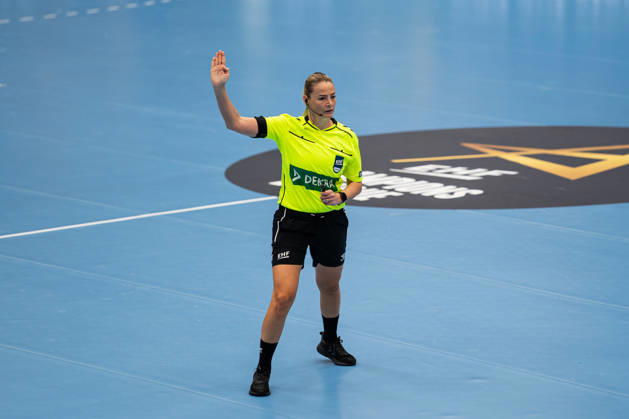 HSG Blomberg-Lippe (GER) vs. Odense Handbold (DEN), Handball, EHF Champions League Women, Gruppenphase, 11.10.2026, Saision 2026 2027, Lemgo Andrea Alejandra Pepe (Referee) zeigt Zeitspiel an Lemgo Phoenix Contact Arena Deutschland
