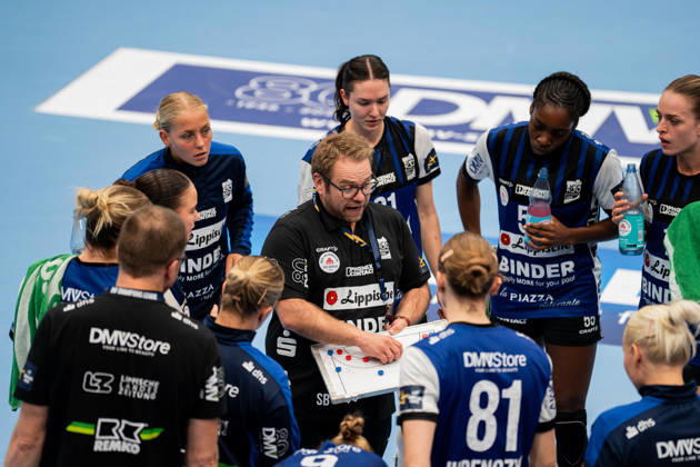 HSG Blomberg-Lippe (GER) vs. Odense Handbold (DEN), Handball, EHF Champions League Women, Gruppenphase, 11.10.2026, Saision 2026 2027, Lemgo Steffen Birkner (HSG Blomberg-Lippe, Trainer) waehrend einer Auszeit Lemgo Phoenix Contact Arena Deutschland