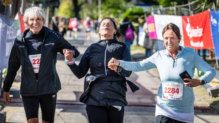 Marathon am Baldeneysee in Essen ** NUR FÜR REDAKTIONELLE ZWECKE ** EDITORIAL USE ONLY **<p>Rund 1800 Läufer begeben sich am Sonntagmorgen, 11.10.2026, im Rahmenprogramm des Mararthons am Baldeneysee auf eine gut 18 Kilometer lange Seerunde. Deutschland NRW Essen Copyright: MartinxMöller