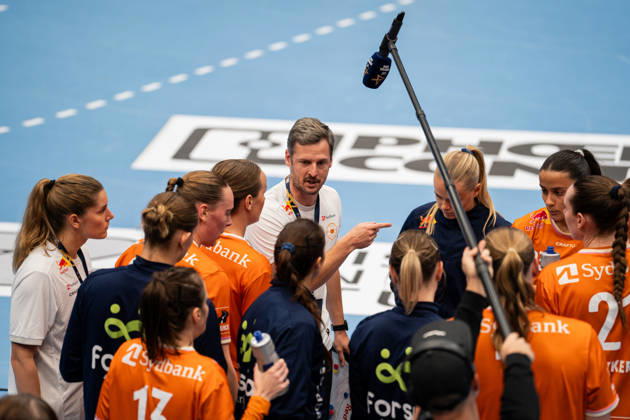 HSG Blomberg-Lippe (GER) vs. Odense Handbold (DEN), Handball, EHF Champions League Women, Gruppenphase, 11.10.2026, Saision 2026 2027, Lemgo Mark Strandgaard Marcher (Odense Handbold, Trainer) waehrend einer Auszeit Lemgo Phoenix Contact Arena Deutschland
