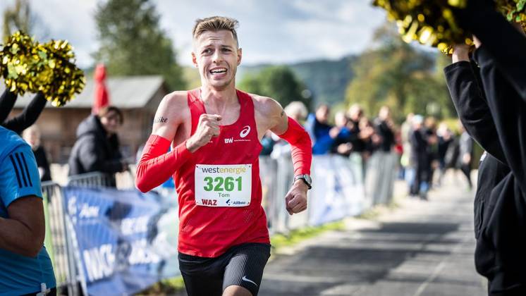 Marathon am Baldeneysee in Essen ** NUR FÜR REDAKTIONELLE ZWECKE ** EDITORIAL USE ONLY **<p>Tom Förster aus Sachsen läuft am Sonntag, 11.10.2026, beim Marathon rund um den Baldeneysee in Essen als Ester nach 2:20 Stunden über die Ziellinie. Deutschland NRW Essen Copyright: MartinxMöller