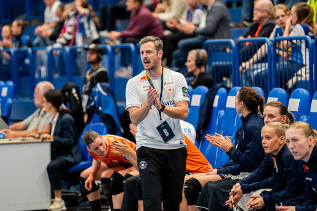 HSG Blomberg-Lippe (GER) vs. Odense Handbold (DEN), Handball, EHF Champions League Women, Gruppenphase, 11.10.2026, Saision 2026 2027, Lemgo Mark Strandgaard Marcher (Odense Handbold, Trainer) gestikuliert Lemgo Phoenix Contact Arena Deutschland