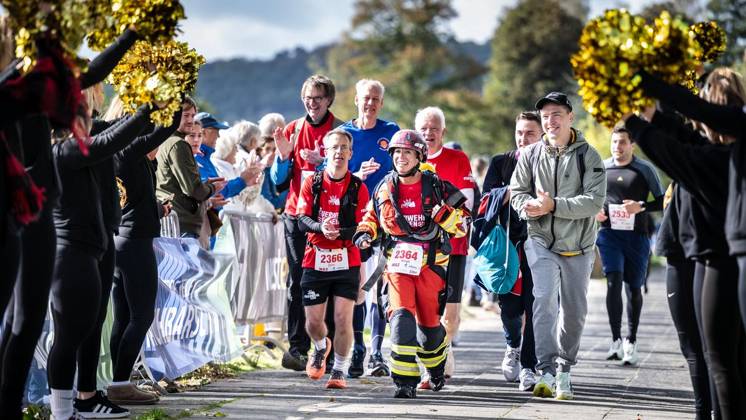 Marathon am Baldeneysee in Essen ** NUR FÜR REDAKTIONELLE ZWECKE ** EDITORIAL USE ONLY **<p>Birgit Kill, Oberbrandmeisterin der Feuerwehr Essen, läuft am Sonntag, 11.10.2026, beim Marathon rund um den Baldeneysee in Essen die Seerunde über gut 18 Kilometer in voller Montur incl. Helm und Sauerstoffflasche auf dem Rüclen. Deutschland NRW Essen Copyright: MartinxMöller