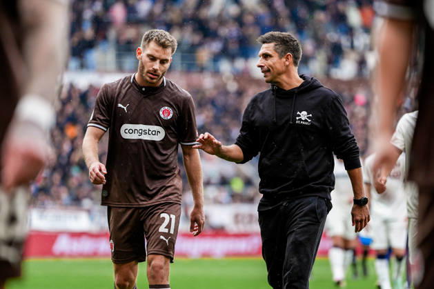 Deutschland: Fußball 2. Bundesliga 2026 27, 7. Spieltag FC St. Pauli vs Karlsruher SC Millerntor-Stadion (Hamburg St. Pauli): Marcel Rapp (FC St. Pauli, Trainer), Lars Ritzka (FC St. Pauli, 21) Copyright: xStefanxTrochax