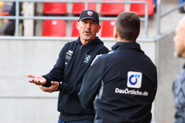 Trainer Achim Beierlorzer (Cheftrainer FC Ingolstadt 04) diskutiert erstmal mit dem 4. Unparteiischen beim Spiel FC Ingolstadt 04 gegen SV Wehen Wiesbaden am 11.10.2026, DFB regulations prohibit any use of photographs as image sequences and or quasi-video. GER, Fussball, 3. Liga, Spieltag 8, FC Ingolstadt 04 gegen SV Wehen Wiesbaden, 11.10.2026, Audi Sportpark Ingolstadt Copyright: xEibner-Pressefoto OliverxSTRISCHx EP-OSH