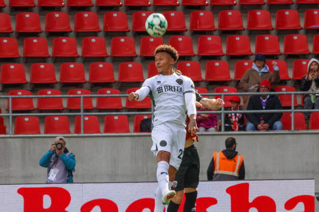 Roberto Massimo (SV Wehen Wiesbaden, Nr.22) beim Kopfballduell beim Spiel FC Ingolstadt 04 gegen SV Wehen Wiesbaden am 11.10.2026, DFB regulations prohibit any use of photographs as image sequences and or quasi-video. GER, Fussball, 3. Liga, Spieltag 8, FC Ingolstadt 04 gegen SV Wehen Wiesbaden, 11.10.2026, Audi Sportpark Ingolstadt Copyright: xEibner-Pressefoto OliverxSTRISCHx EP-OSH