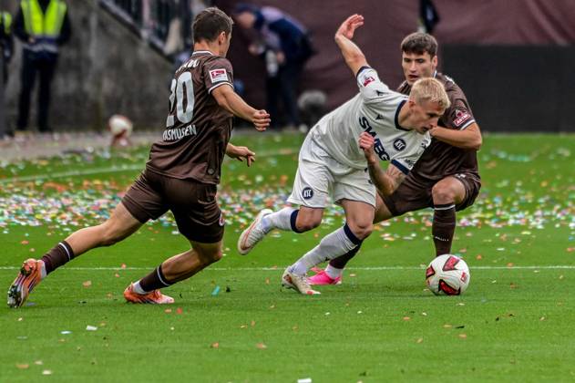 Rasmussen Mathias Arkadiusz Pyrka ( Pauli ) 33 Viktor Bergh ( KSC ) Deutschland , Hamburg , Millerntorstadion , Fussball , 2. Bundesliga , FC St Pauli - Karlsruher SC