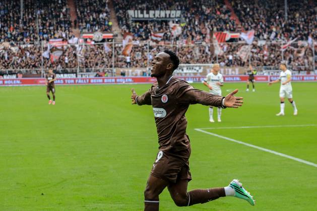 Torschütze Abdoulie Ceesay ( Pauli ) jubelt nach dem 1:0 Deutschland , Hamburg , Millerntorstadion , Fussball , 2. Bundesliga , FC St Pauli - Karlsruher SC