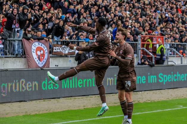 Torschütze Abdoulie Ceesay jubelt mit Connor Metcalfe Youssoupha Niang ( Pauli ) nach dem 1:0 Deutschland , Hamburg , Millerntorstadion , Fussball , 2. Bundesliga , FC St Pauli - Karlsruher SC
