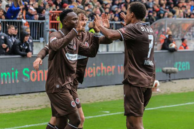 Torschütze Abdoulie Ceesay jubelt mit Connor Metcalfe Youssoupha Niang ( Pauli ) nach dem 1:0 Deutschland , Hamburg , Millerntorstadion , Fussball , 2. Bundesliga , FC St Pauli - Karlsruher SC