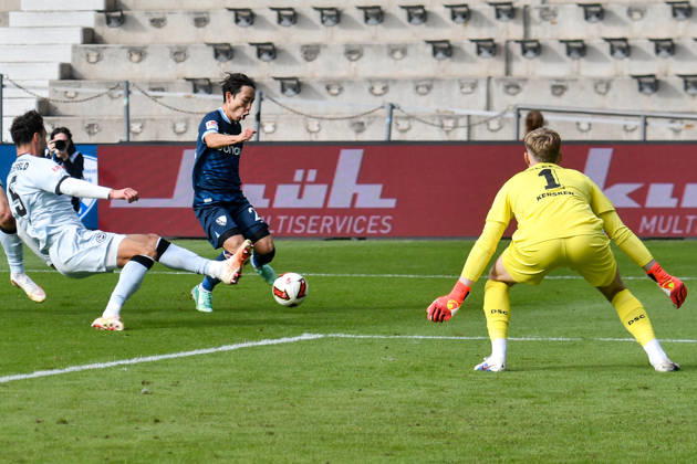 v. li. im Kampf um den Ball Maximilian Bauer (Bielefeld 5) Koji Miyoshi (Bochum 23) Jonas Kersken (Bielefeld 1) 11.10.2026 ¢ Fussball ¢ VfL Bochum vs DSC Arminia Bielefeld, Vonovia Ruhrstadion, Bochum, DFB DFL REGULATIONS PROHIBIT ANY USE OF PHOTOGRAPHS AS IMAGE SEQUENCES AND OR QUASI-VIDEO NRW Germany