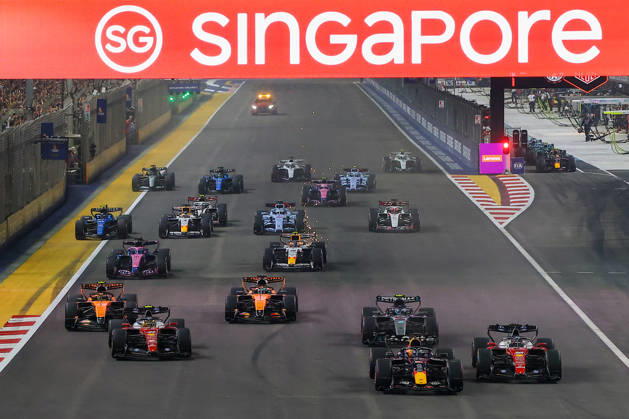 Sport Bilder des Tages 2026 Formula 1 Singapore Grand Prix SINGAPORE - OCTOBER 11: Red Bull Racing driver Max Verstappen leads the field at the start of the Formula 1 Singapore Grand Prix at the Marina Bay Street Circuit in Singapore on October 11, 2026. The race consists of 62 laps, with drivers facing intense tropical heat and high humidity on a demanding street circuit featuring 19 corners and few long straights. Daniel Ceng Anadolu Singapore Singapore. Editorial use only. Please get in touch for any other usage.  Copyright: x2026xAnadoluxDanielxCengx